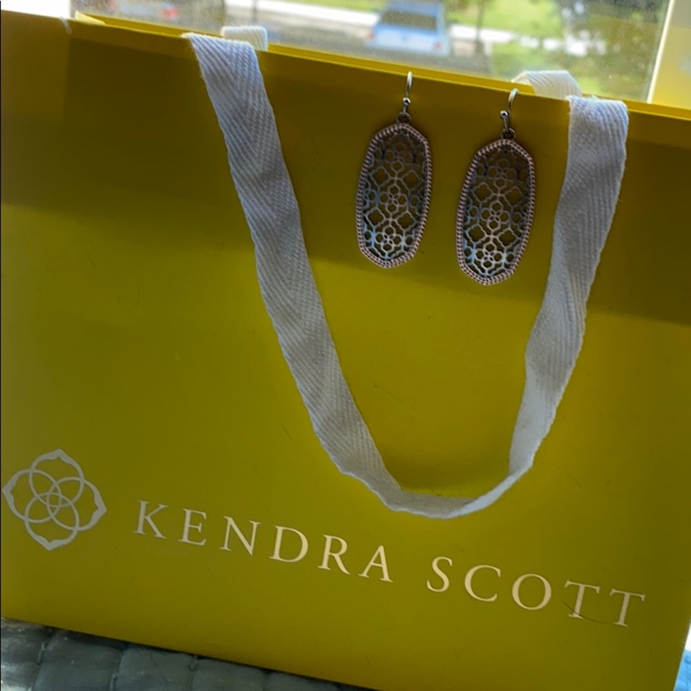 Silver filigree Kendra Scott Elle style earrings